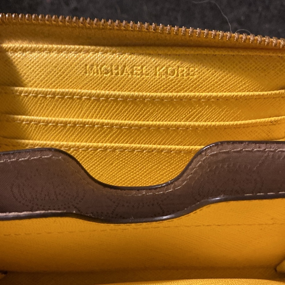 Very rare Michael Kors yellow wristlet - Picture 5 of 7